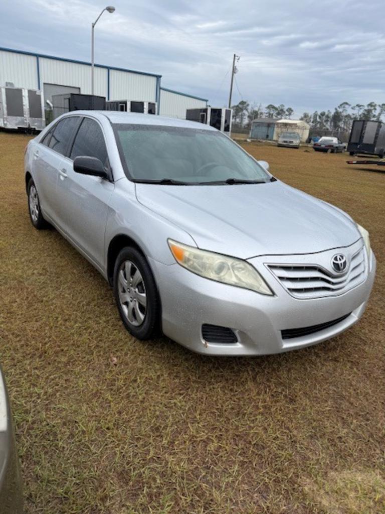 2010 Toyota Camry LE's photo